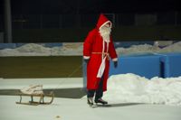 Der Weihnachtsmann unterwegs auf der Eisbahn
